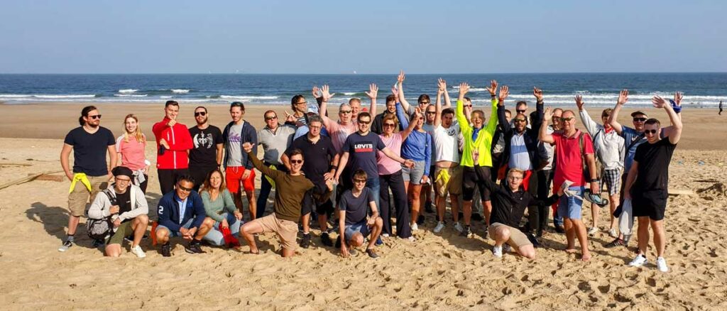 Das Aexis-Team während des halbjährlichen Teambuildings am Strand im Jahr 2021